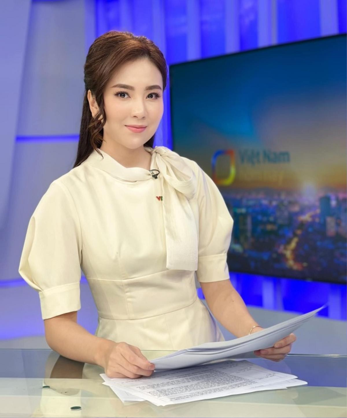 Nữ MC VTV tiết lộ bí quyết xinh lung linh khi lên sóng, sắm sửa loạt sản phẩm khiến hội chị em trầm trồ Ảnh 1