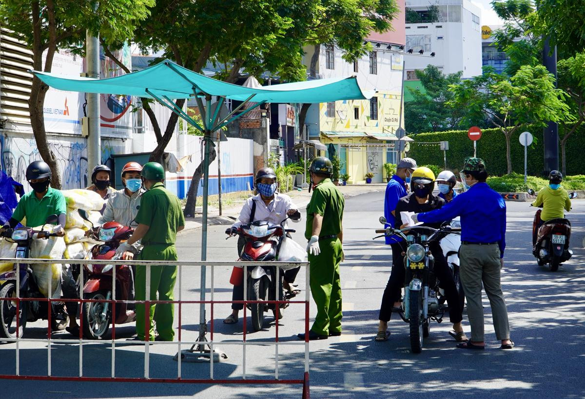 TP.HCM: Nhiều trường hợp bị xử phạt trong ngày đầu tiên siết chặt giãn cách theo chỉ thị 16 Ảnh 1