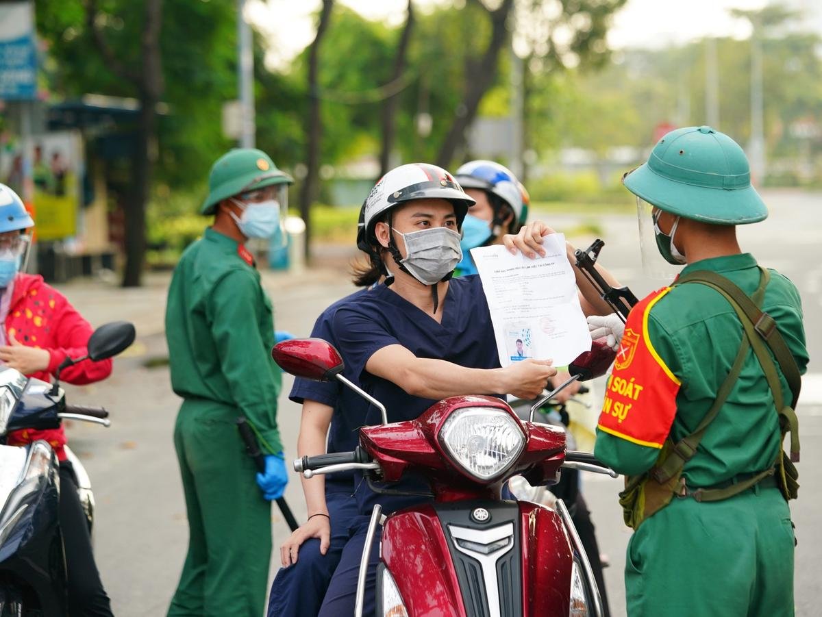 3 đối tượng được phép lưu thông không yêu cầu giấy đi đường tại TP.HCM Ảnh 1