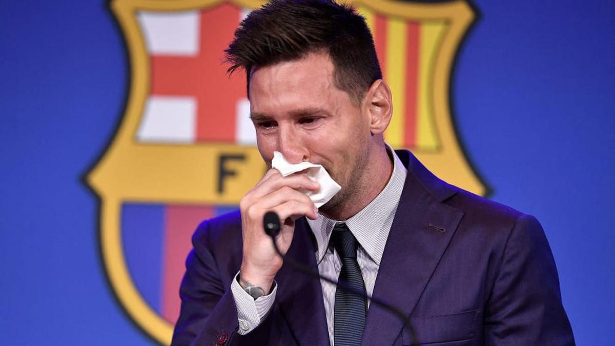 Siêu mẫu Playboy đấu giá chiếc khăn giấy lau nước mắt của Messi Ảnh 1