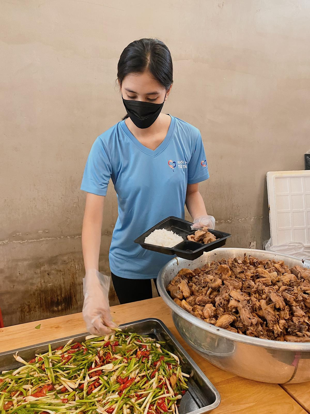 Hoa hậu Tiểu Vy làm cơm gà chiên cho tuyến đầu chống dịch, tự hào đây là sinh nhật ý nghĩa nhất của mình! Ảnh 8