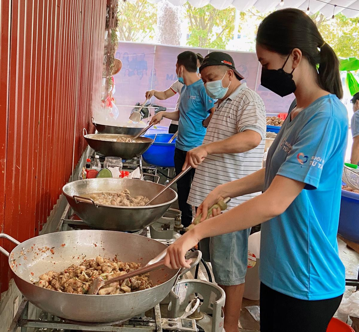 Hoa hậu Tiểu Vy làm cơm gà chiên cho tuyến đầu chống dịch, tự hào đây là sinh nhật ý nghĩa nhất của mình! Ảnh 1