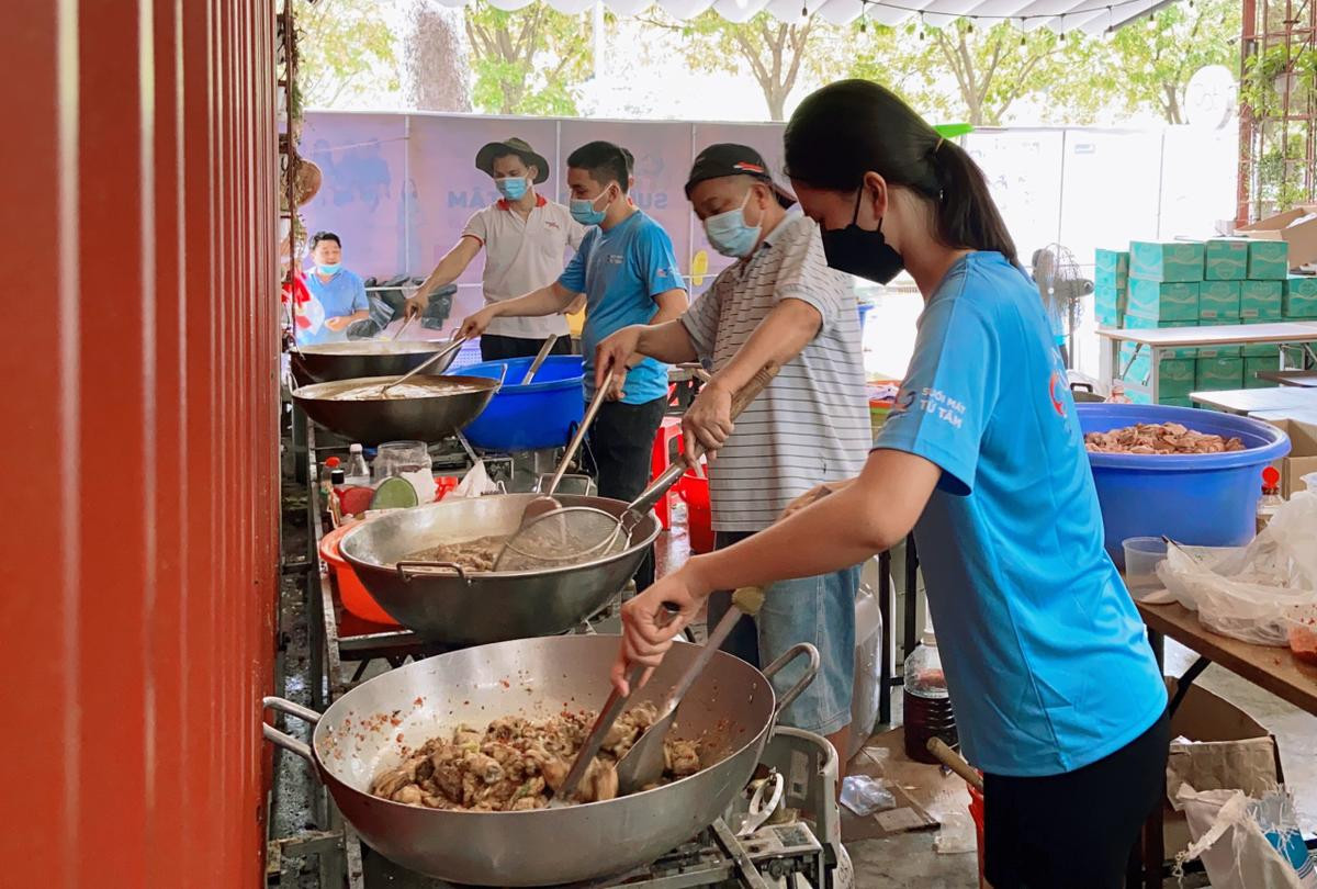 Hoa hậu Tiểu Vy làm cơm gà chiên cho tuyến đầu chống dịch, tự hào đây là sinh nhật ý nghĩa nhất của mình! Ảnh 2