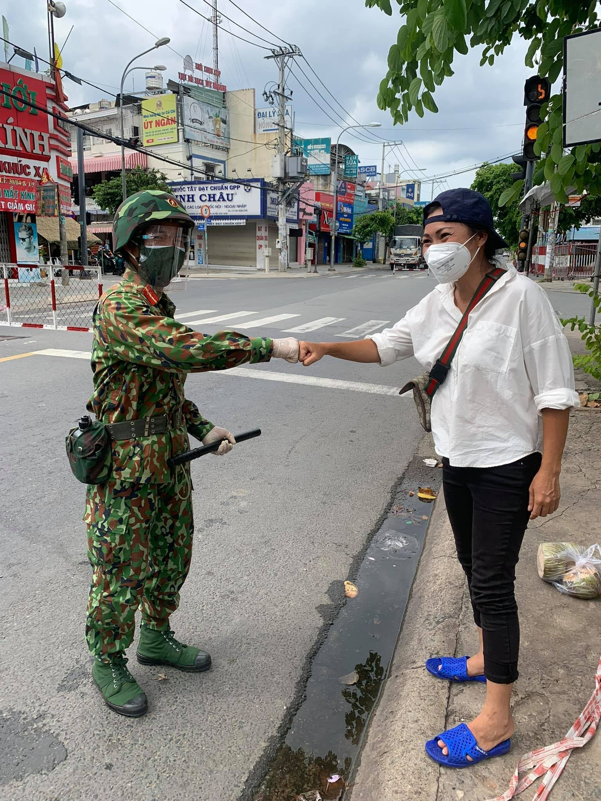 Nghệ sĩ Việt đồng loạt chia sẻ hình ảnh chú bộ đội đi tiếp tế lương thực: Cảm ơn những chiến sĩ thầm lặng Ảnh 5