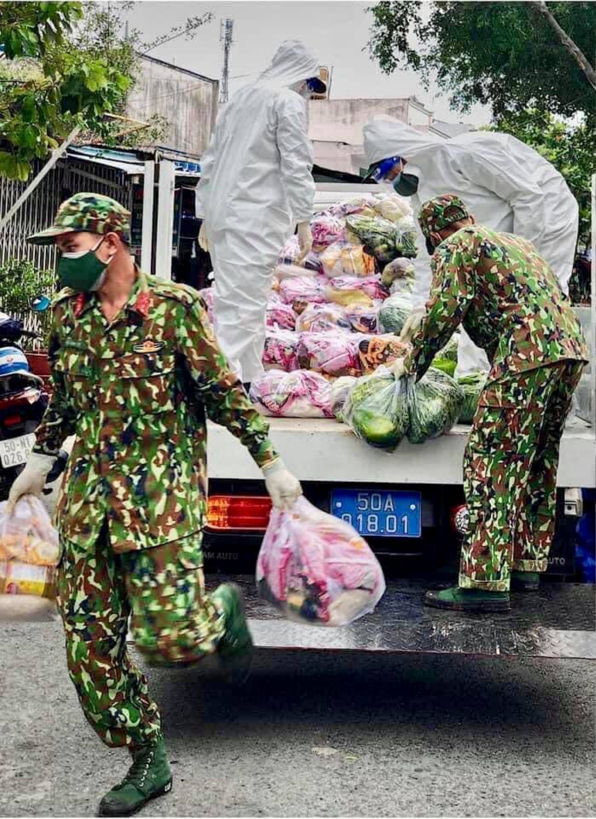 Nghệ sĩ Việt đồng loạt chia sẻ hình ảnh chú bộ đội đi tiếp tế lương thực: Cảm ơn những chiến sĩ thầm lặng Ảnh 3