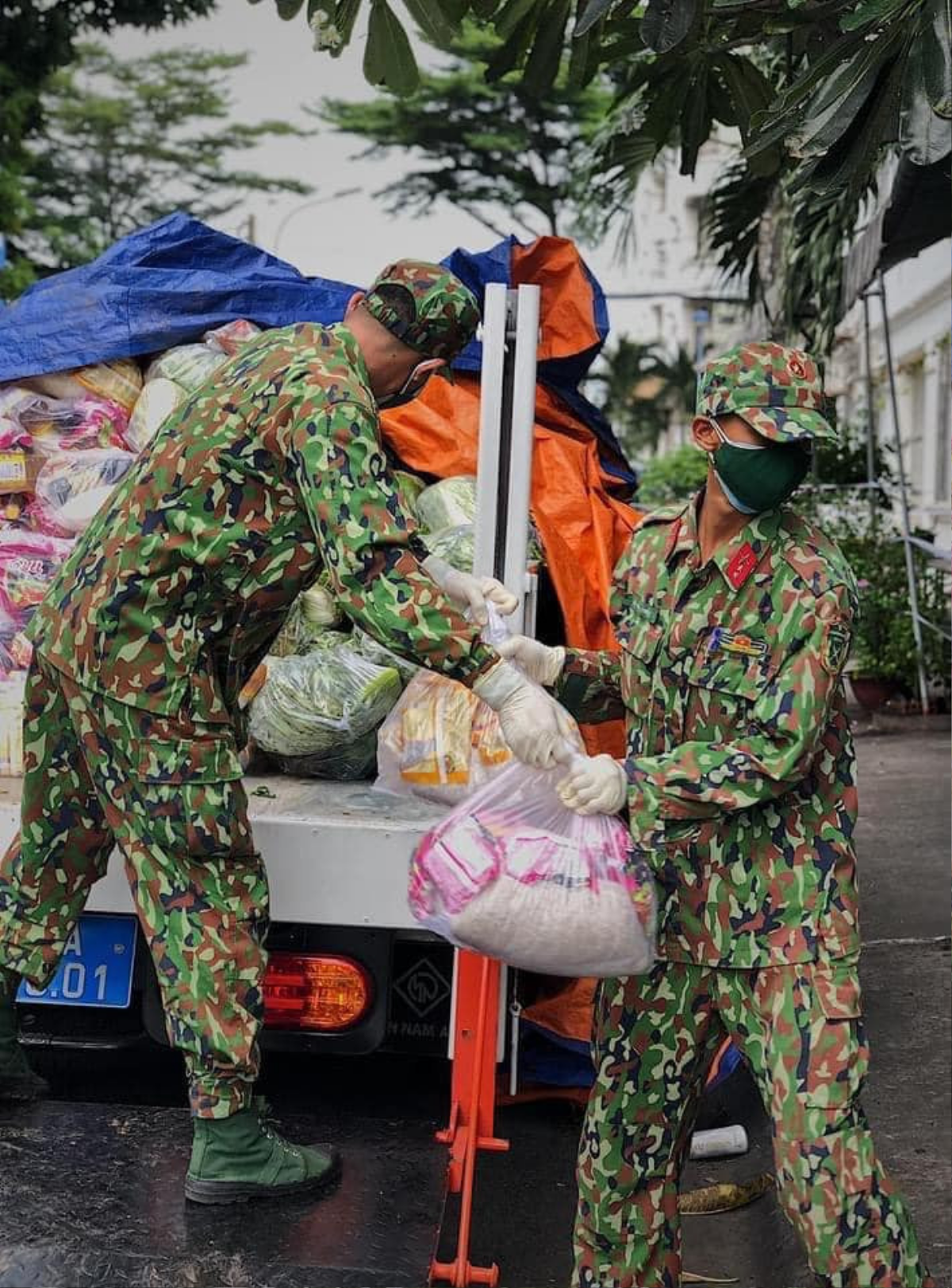 Nghệ sĩ Việt đồng loạt chia sẻ hình ảnh chú bộ đội đi tiếp tế lương thực: Cảm ơn những chiến sĩ thầm lặng Ảnh 8