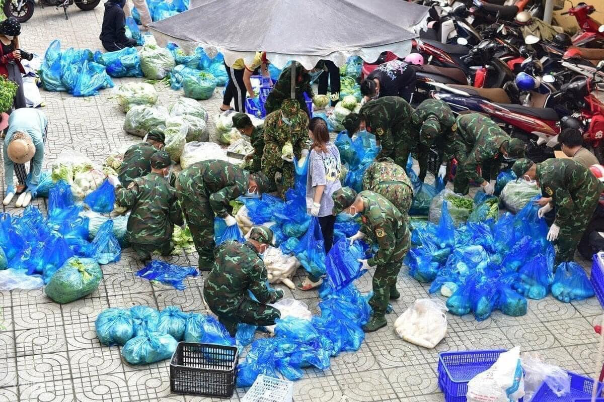 Nghệ sĩ Việt đồng loạt chia sẻ hình ảnh chú bộ đội đi tiếp tế lương thực: Cảm ơn những chiến sĩ thầm lặng Ảnh 7