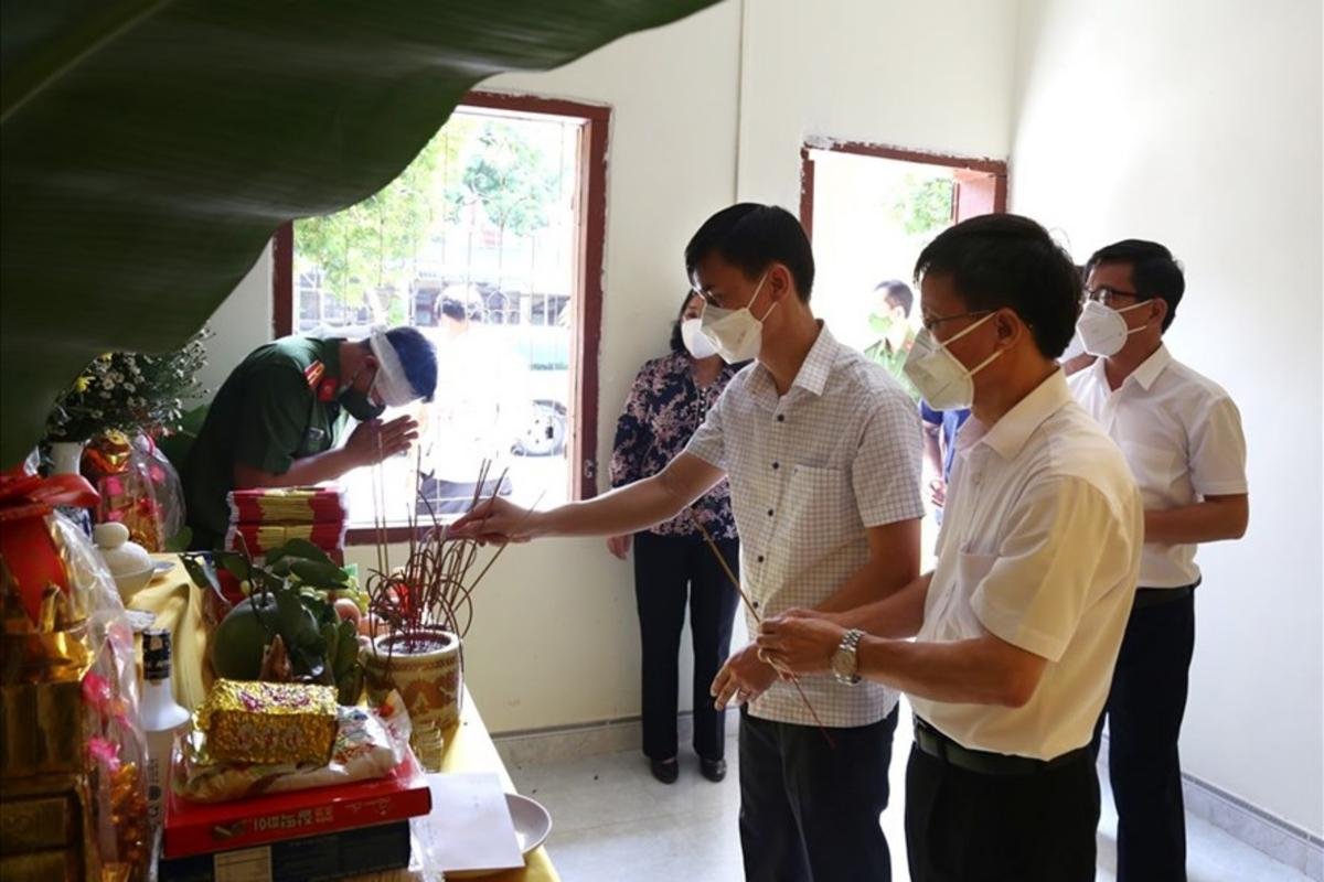 Nén đau thương lập bàn thờ bái vọng cha nơi 'tâm dịch' Covid-19 Ảnh 1