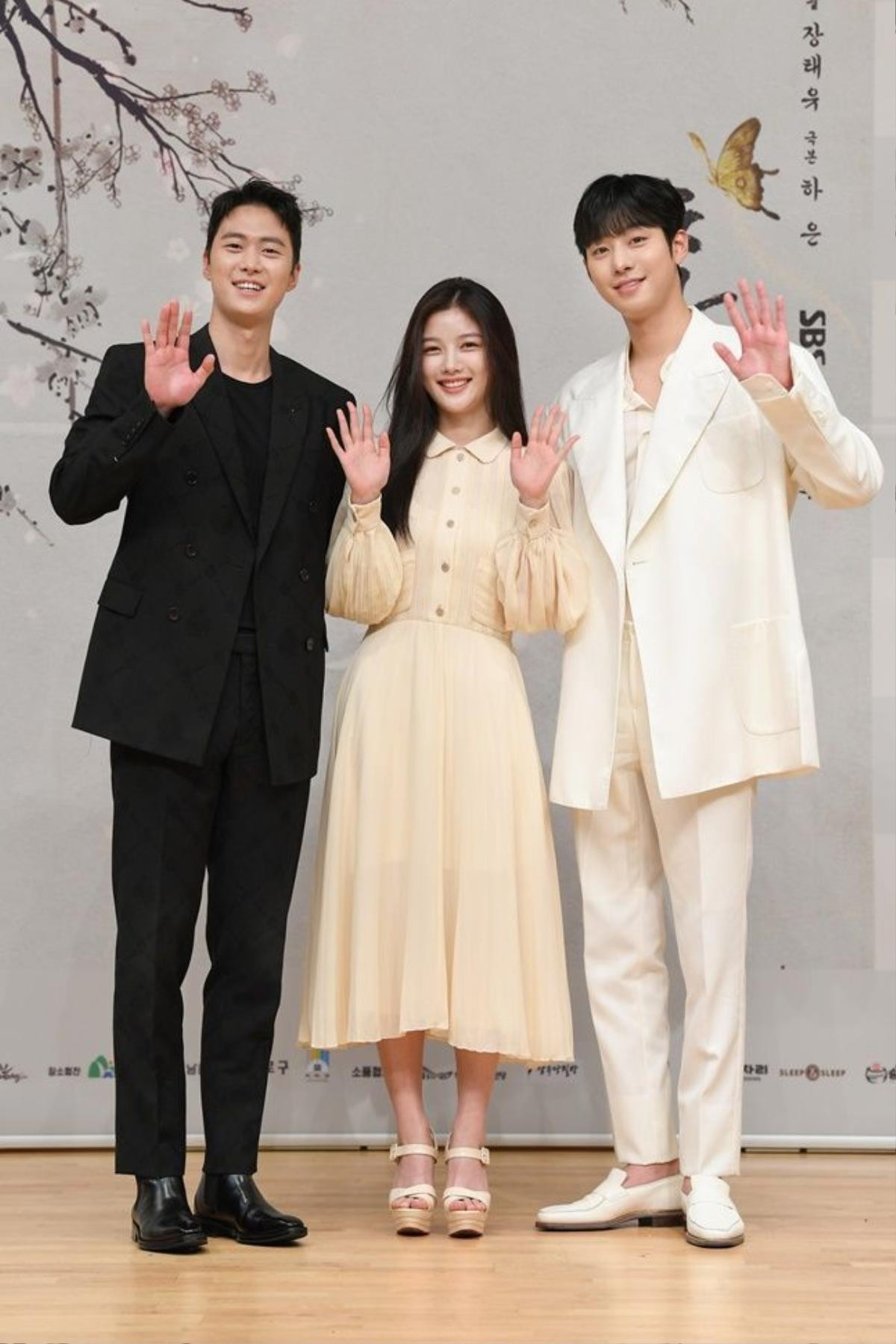 Kim Yoo Jung xinh đẹp tựa nữ thần bên cạnh Ahn Hyo Seop tại họp báo 'Lovers Of The Red Sky' Ảnh 5