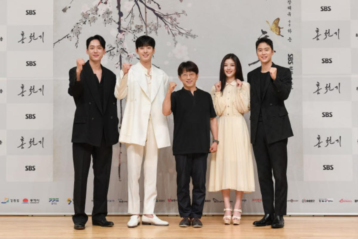 Kim Yoo Jung xinh đẹp tựa nữ thần bên cạnh Ahn Hyo Seop tại họp báo 'Lovers Of The Red Sky' Ảnh 8