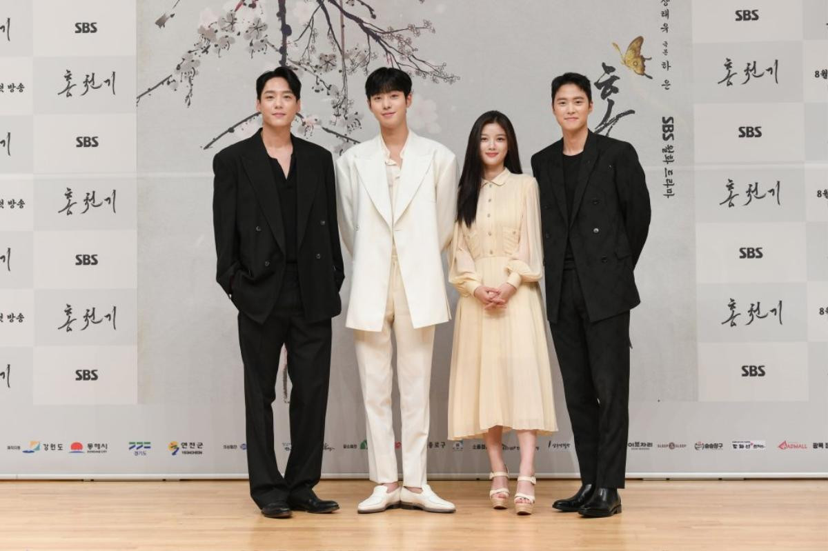 Kim Yoo Jung xinh đẹp tựa nữ thần bên cạnh Ahn Hyo Seop tại họp báo 'Lovers Of The Red Sky' Ảnh 1