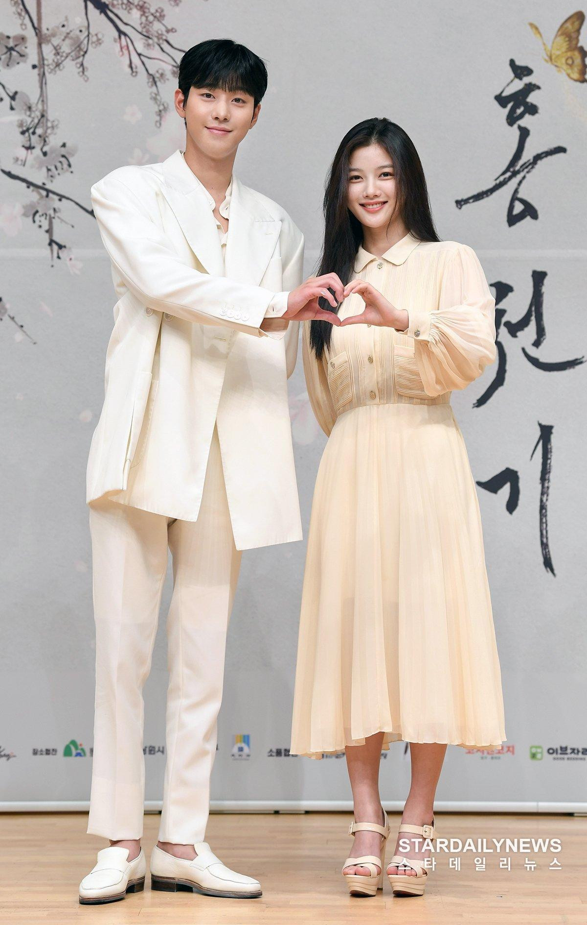 Kim Yoo Jung xinh đẹp tựa nữ thần bên cạnh Ahn Hyo Seop tại họp báo 'Lovers Of The Red Sky' Ảnh 3