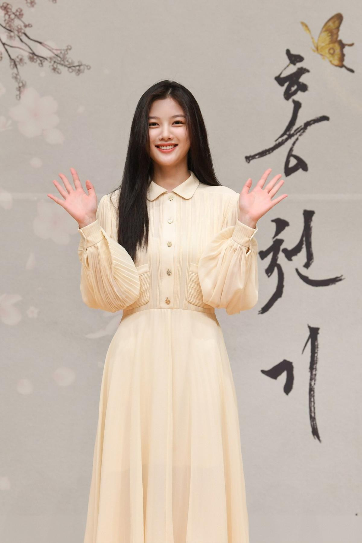 Kim Yoo Jung xinh đẹp tựa nữ thần bên cạnh Ahn Hyo Seop tại họp báo 'Lovers Of The Red Sky' Ảnh 4