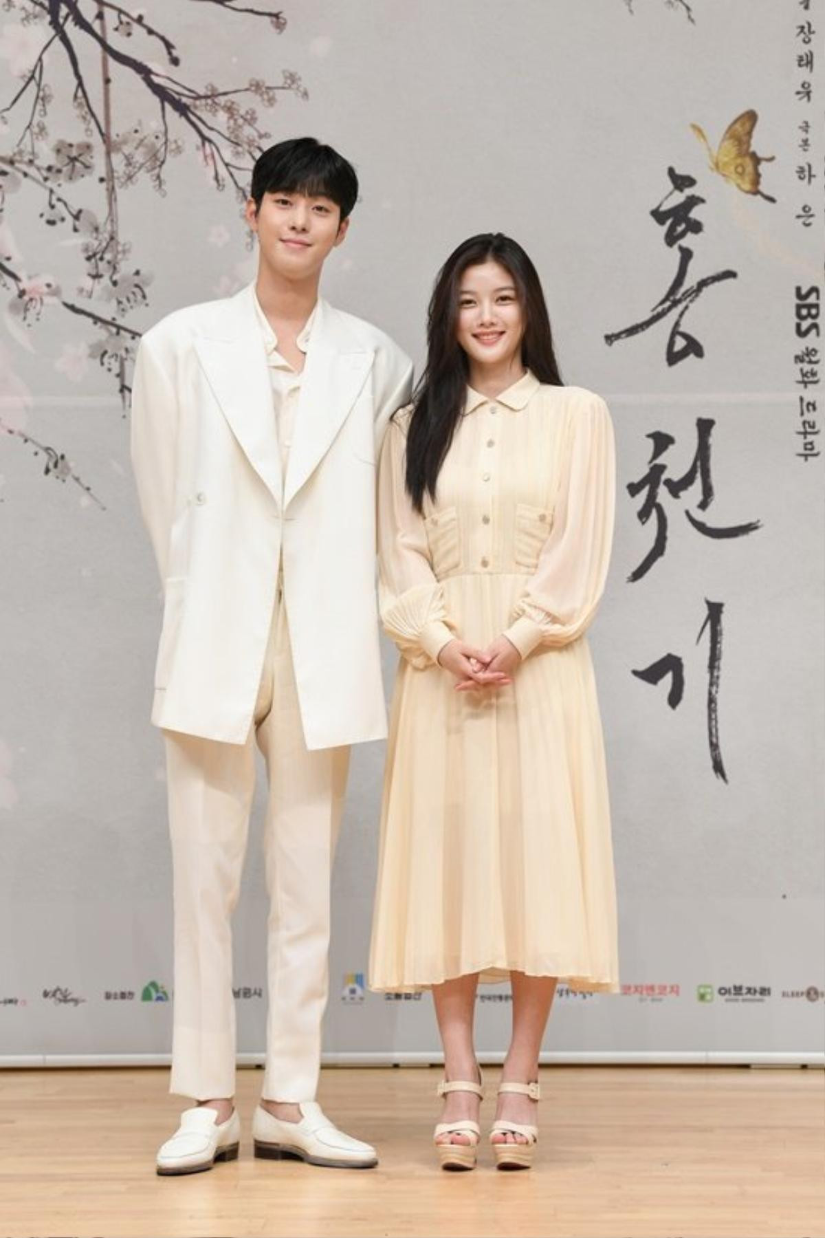 Kim Yoo Jung xinh đẹp tựa nữ thần bên cạnh Ahn Hyo Seop tại họp báo 'Lovers Of The Red Sky' Ảnh 2