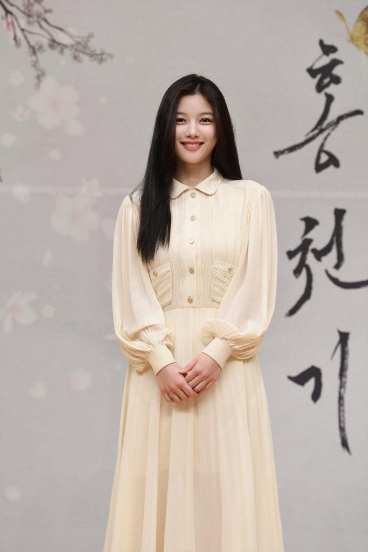 Kim Yoo Jung xinh đẹp tựa nữ thần bên cạnh Ahn Hyo Seop tại họp báo 'Lovers Of The Red Sky' Ảnh 6