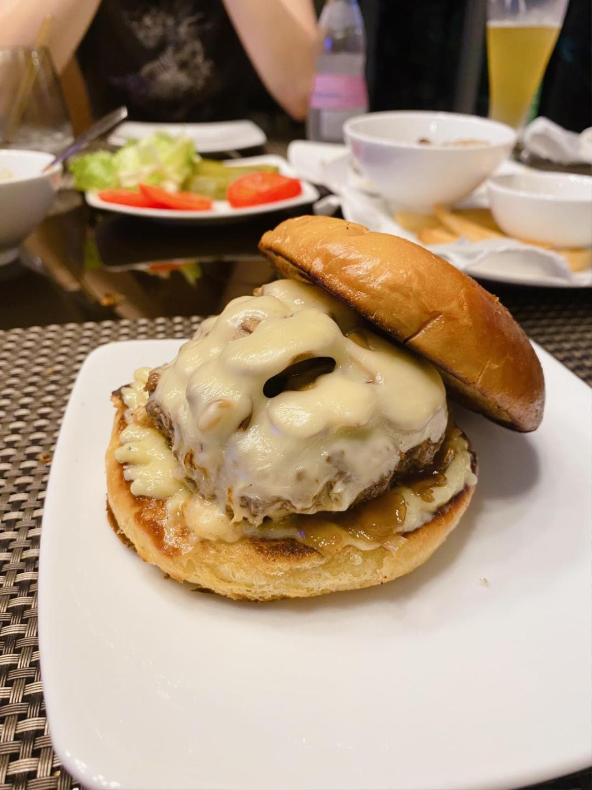 Kaity Nguyễn đãi cả nhà món Burger bò Truffle ngon như nhà hàng Tây Ảnh 5