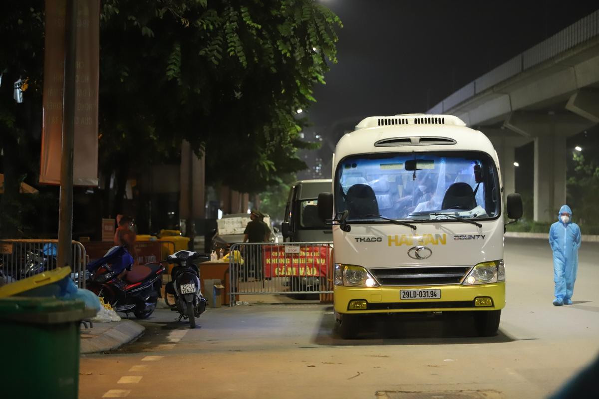 Hà Nội: Đưa hàng chục F1 tại Thanh Xuân Trung đi cách ly ngay trong đêm sau khi ghi nhận nhiều ca mắc Ảnh 2