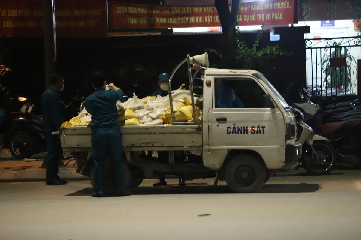 Hà Nội: Đưa hàng chục F1 tại Thanh Xuân Trung đi cách ly ngay trong đêm sau khi ghi nhận nhiều ca mắc Ảnh 11