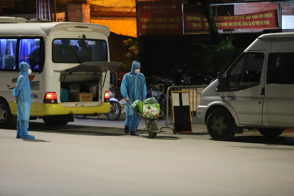 Hà Nội: Đưa hàng chục F1 tại Thanh Xuân Trung đi cách ly ngay trong đêm sau khi ghi nhận nhiều ca mắc Ảnh 6