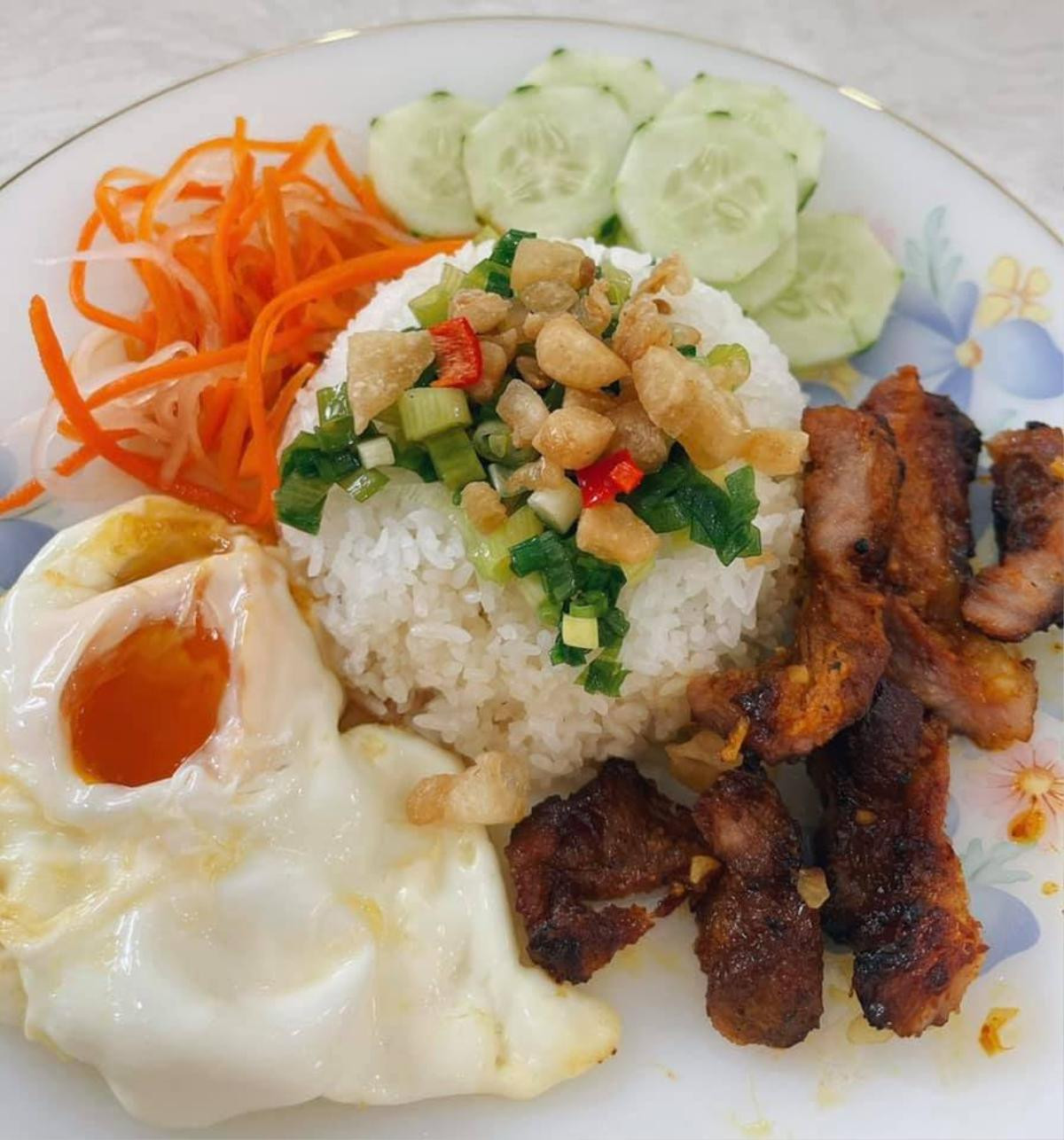 Không phải bánh mì, đây mới là món ăn 'quốc dân' sao Việt thi nhau làm mùa dịch Ảnh 1