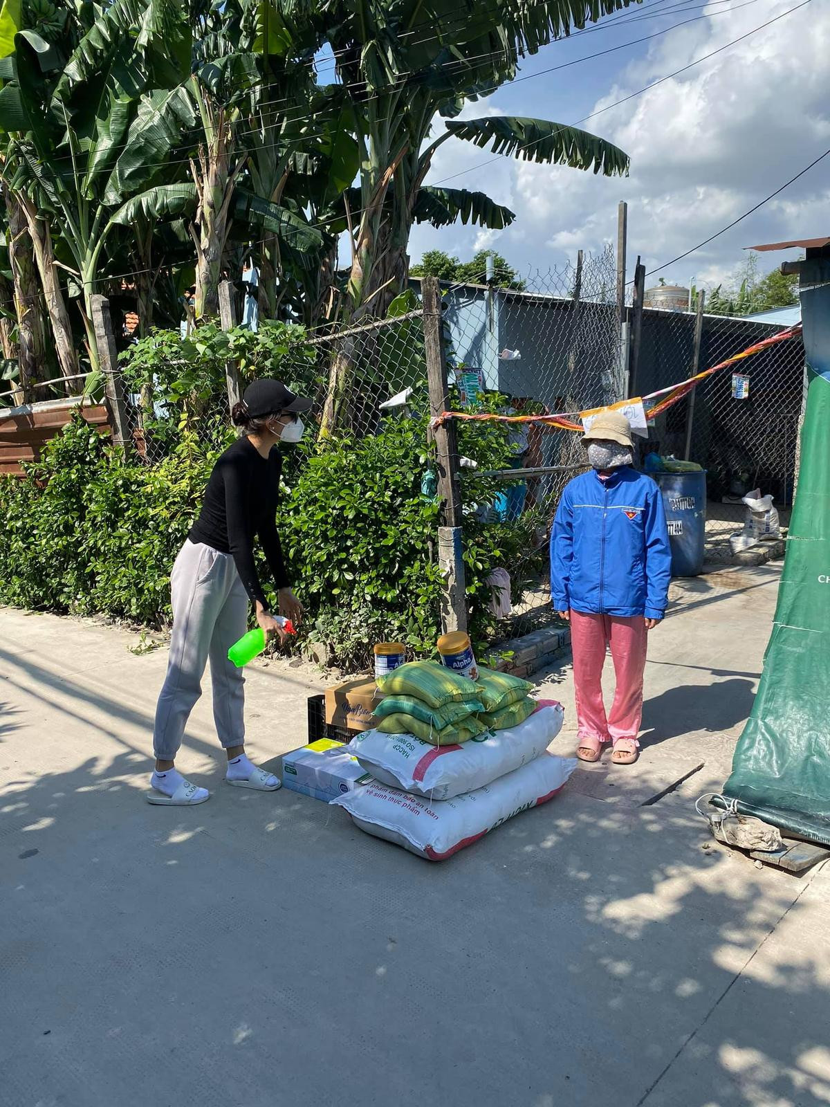 Đi tình nguyện mùa dịch, Á hậu Lệ Hằng miệt mài giúp người dân đến rách đồ Ảnh 8