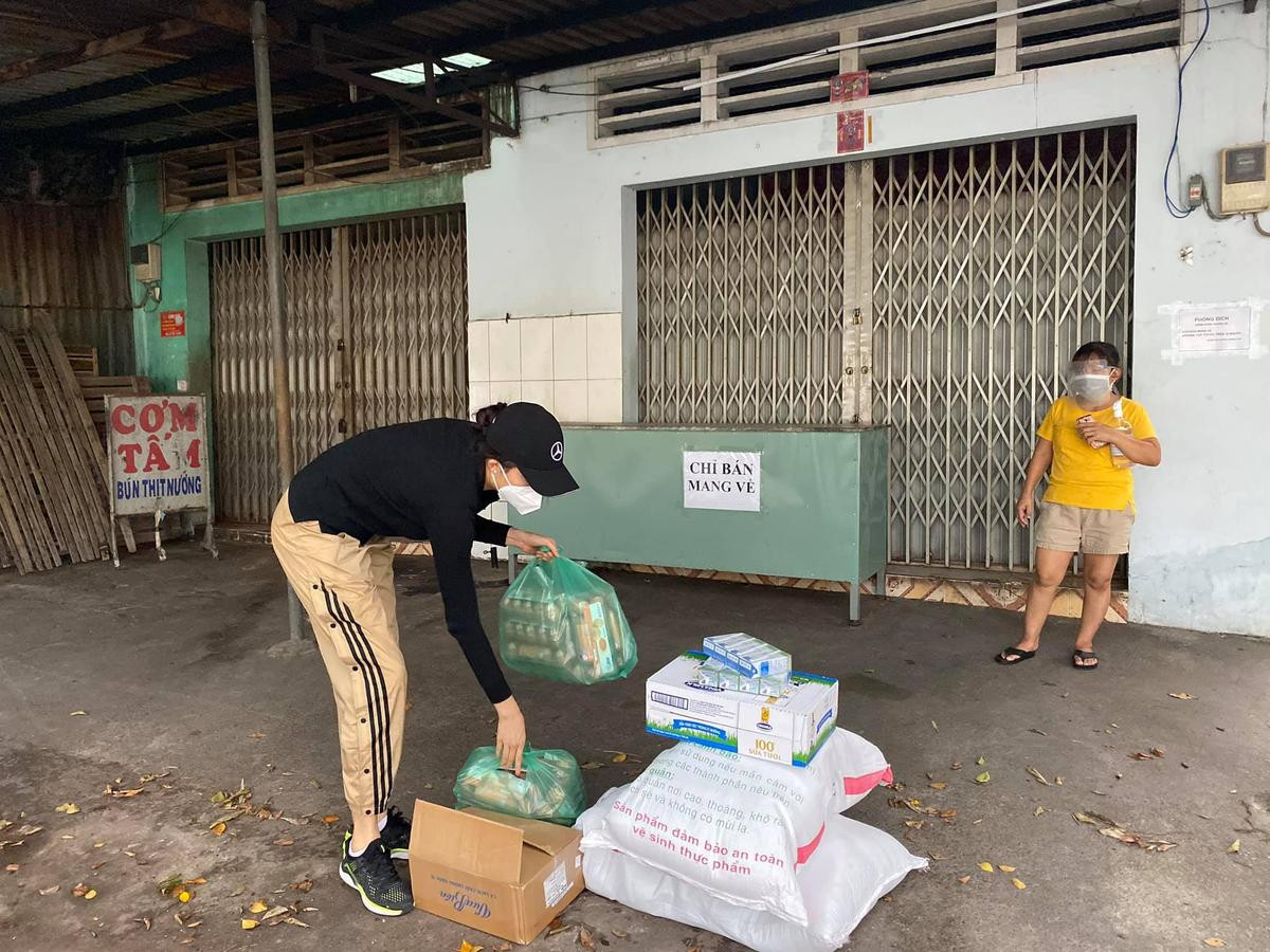 Đi tình nguyện mùa dịch, Á hậu Lệ Hằng miệt mài giúp người dân đến rách đồ Ảnh 9