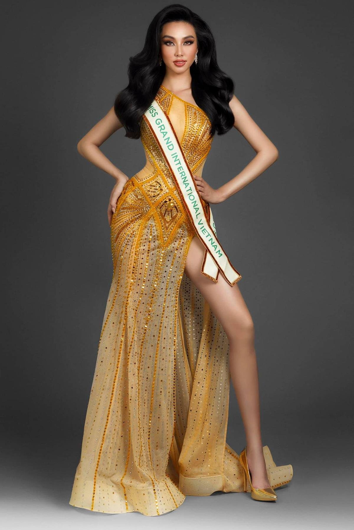 Miss Grand VietNam Thùy Tiên 'bắn' tiếng Anh như gió, fan tha hồ ưng cái bụng Ảnh 2