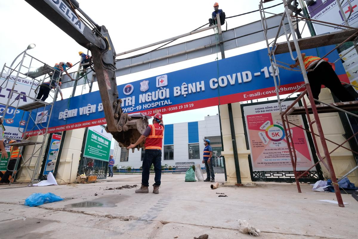 Bên trong bệnh viện dã chiến điều trị Covid-19 lớn nhất Hà Nội chuẩn bị đưa vào hoạt động Ảnh 2