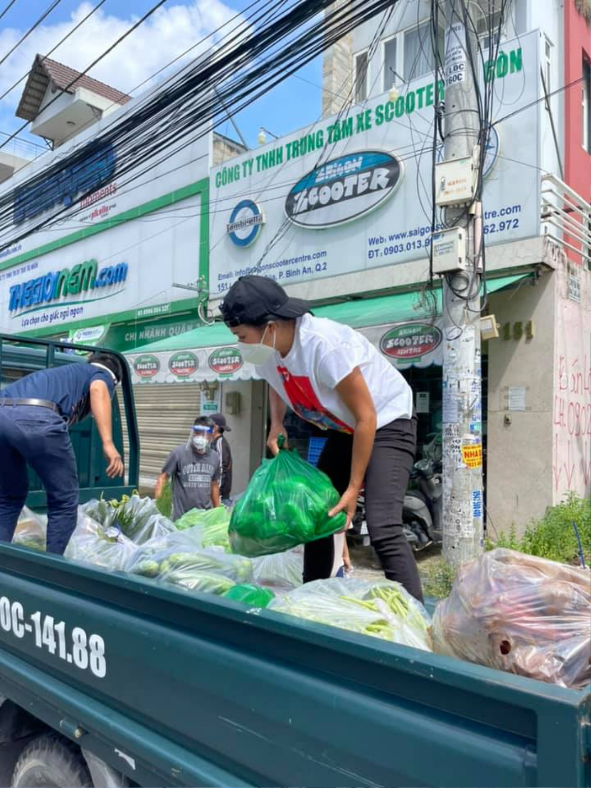 Ca sĩ Phương Thanh mang dép lê, mặc quần lửng đi phát lương thực cho bà con: Giản dị mà ấm áp Ảnh 2