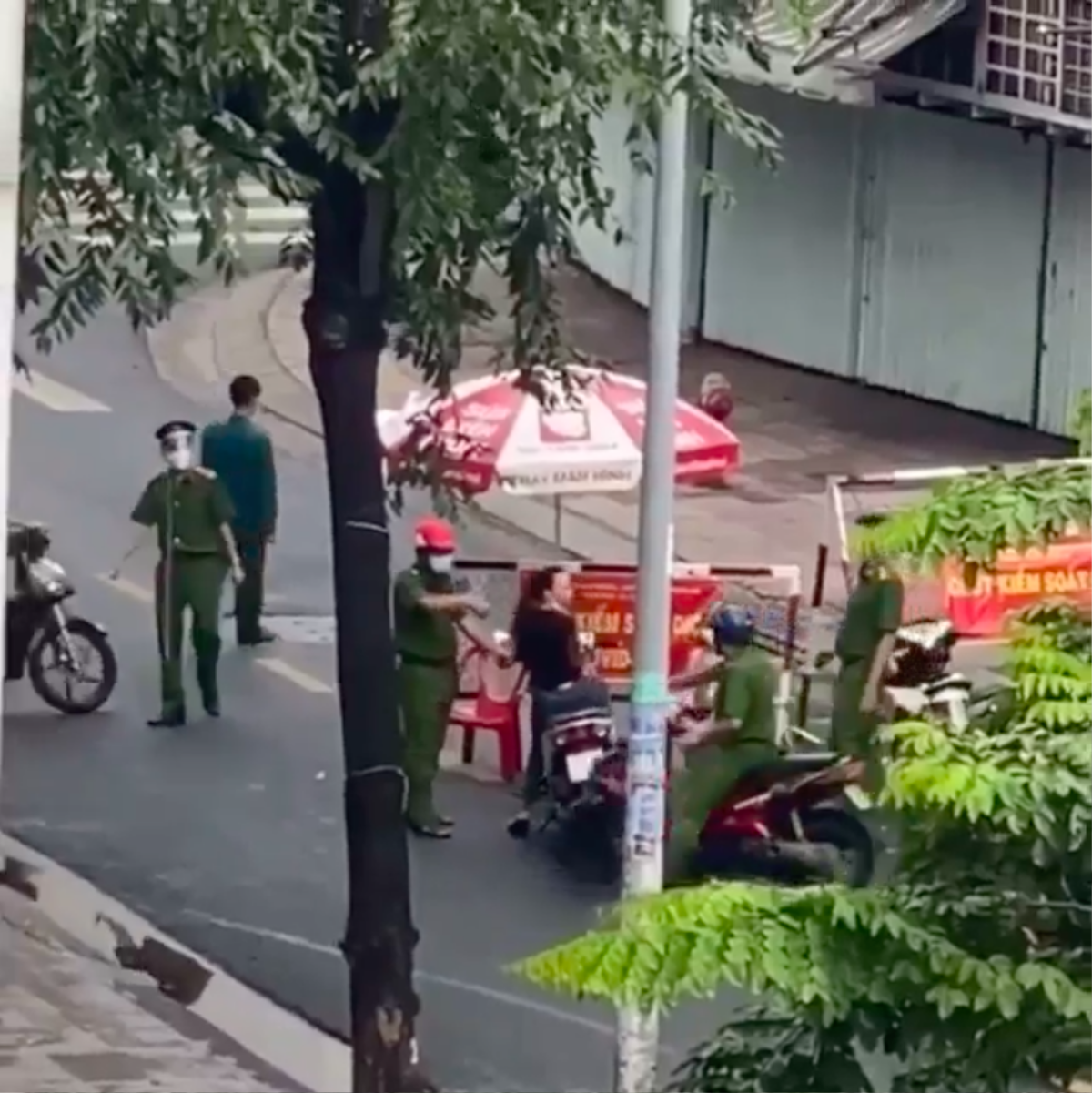 'Chị đại quận 4' lại tiếp tục gào thét chống đối khi bị 'bế' lên phường do vi phạm quy định phòng dịch Ảnh 1