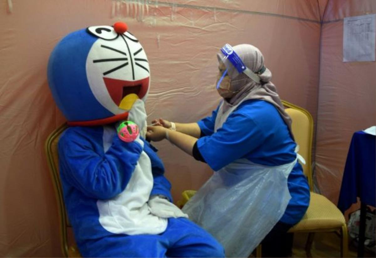 'Doraemon' đi tiêm vaccine Covid-19, ý nghĩa phía sau khiến dân mạng trầm trồ: 'Cưng xỉu' Ảnh 2