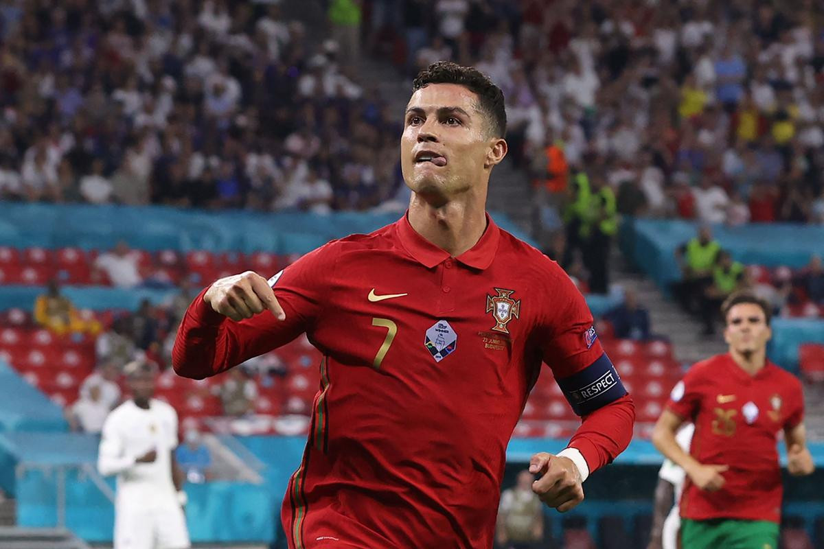 Ronaldo thẳng tay tát đối thủ, thoát thẻ đỏ trước khi lập 'siêu kỷ lục' Ảnh 2