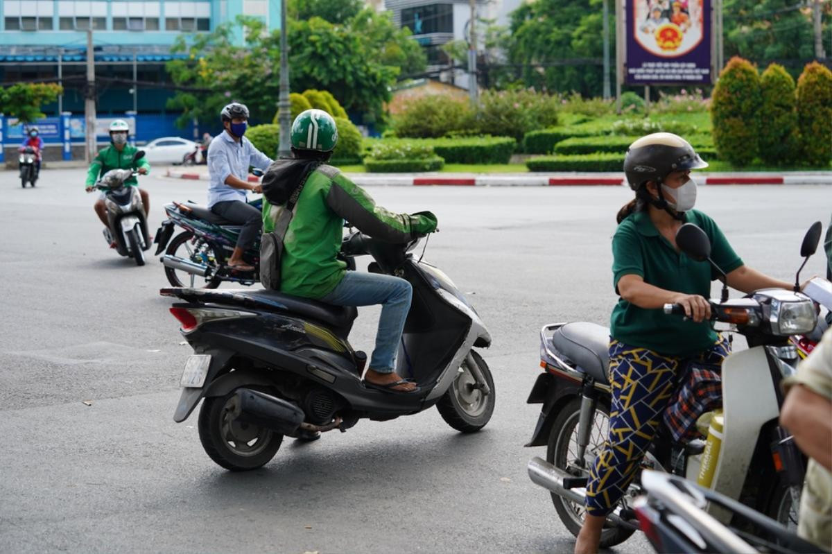 Khởi tố tổ phó chốt kiểm soát dịch hù dọa để 'làm tiền' shipper vi phạm Ảnh 1