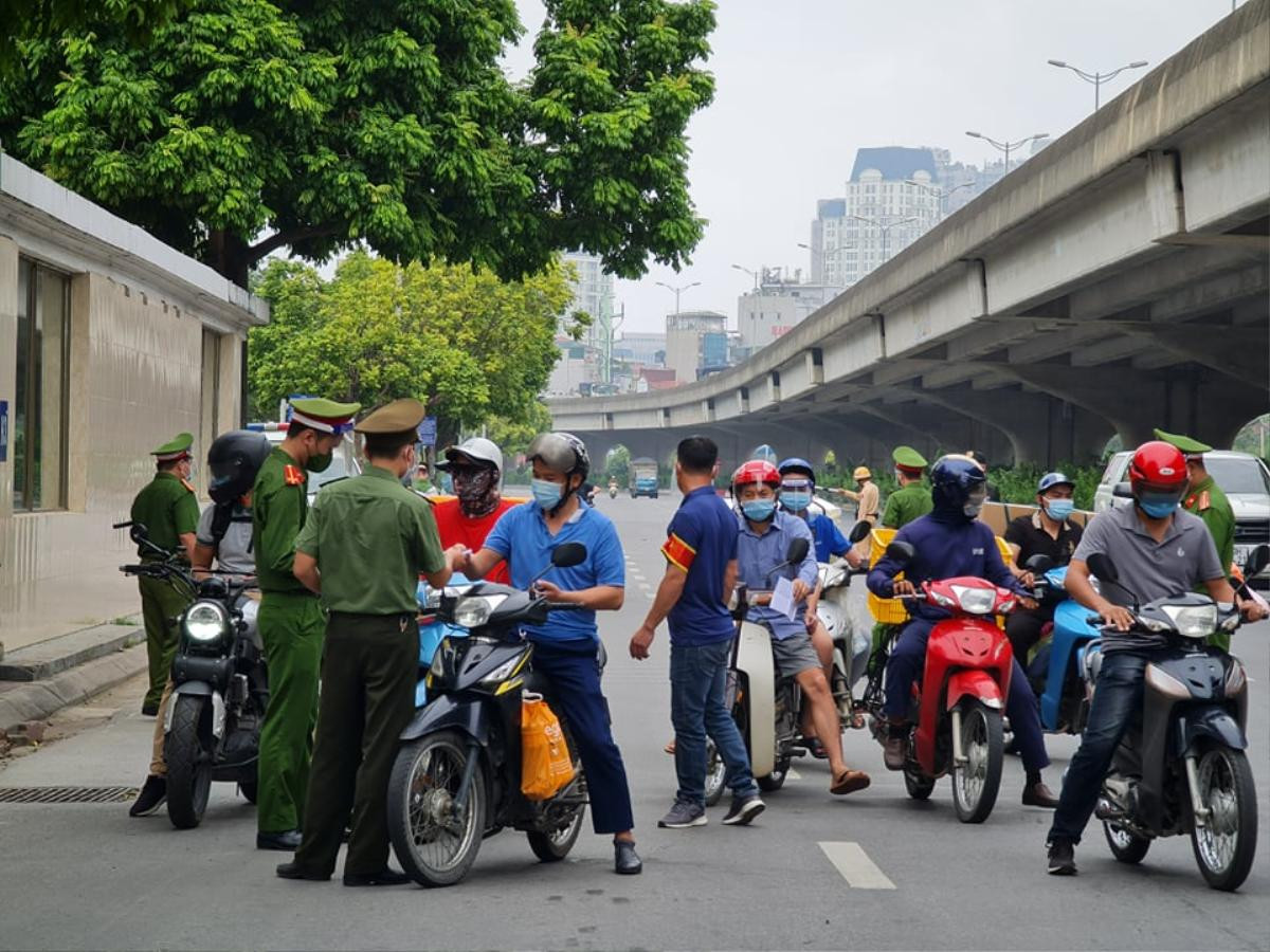 Khi bị phát hiện giấy đi đường không hợp lệ, cô gái năn nỉ cán bộ rồi bất ngờ 'cướp' lại giấy Ảnh 1