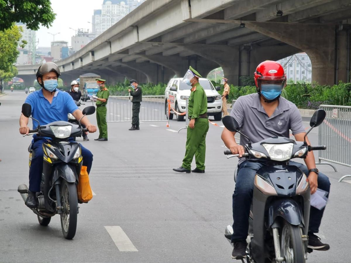 Khi bị phát hiện giấy đi đường không hợp lệ, cô gái năn nỉ cán bộ rồi bất ngờ 'cướp' lại giấy Ảnh 2