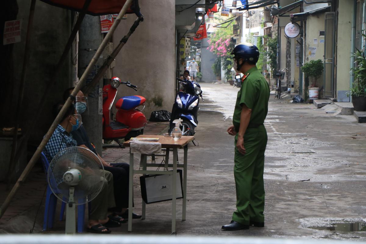 Hà Nội: Xuyên đêm xét nghiệm gần 700 mẫu sau khi người phụ nữ bán bún ốc ở Tây Hồ dương tính SARS-CoV-2 Ảnh 2