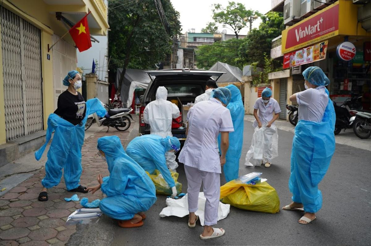 Hà Nội: Đi từng ngõ, gõ từng nhà lấy mẫu xét nghiệm Covid-19 tại 'ổ dịch' mới ở Thanh Xuân Nam Ảnh 1