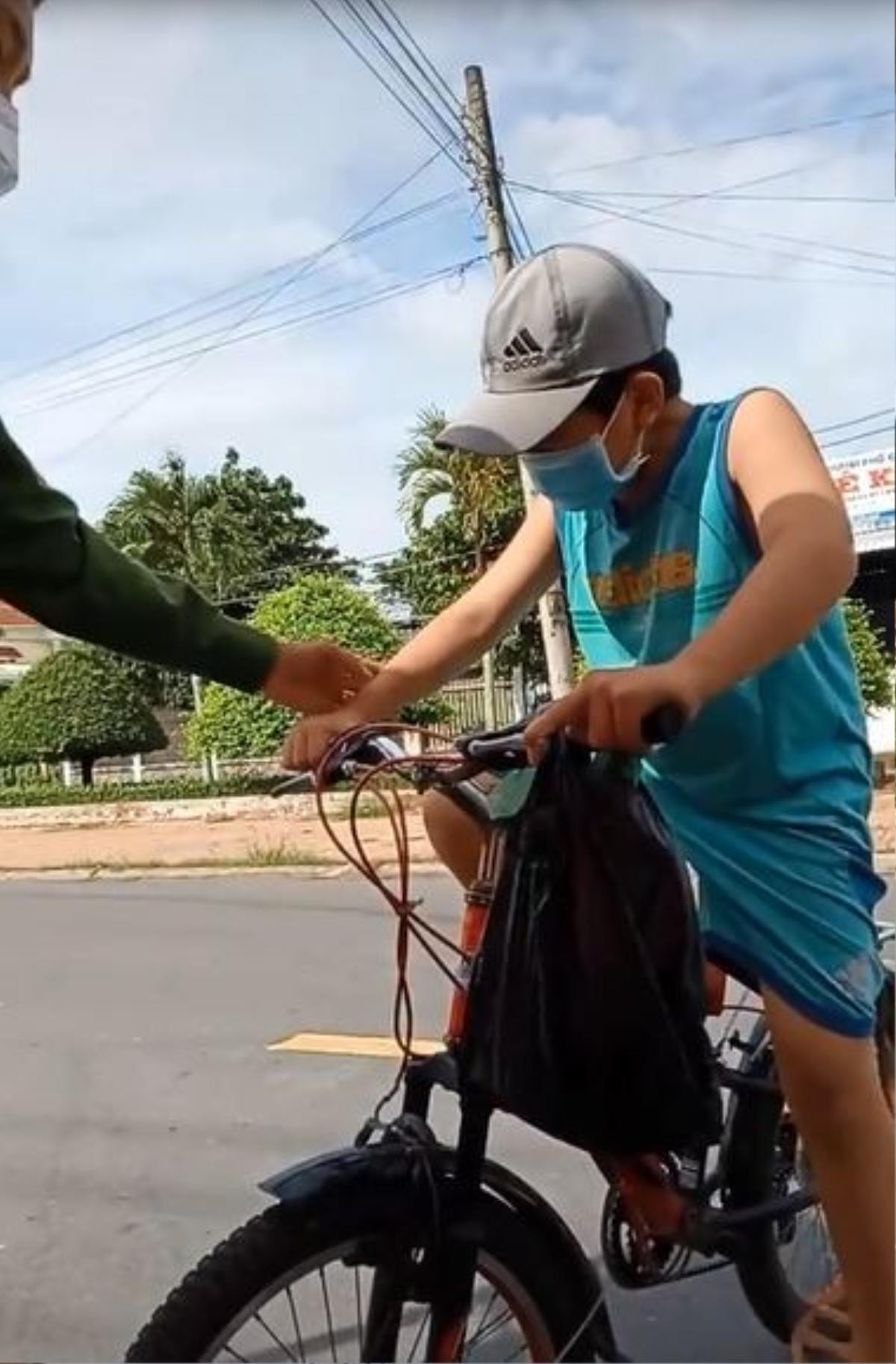 Bị cán bộ gọi lại khi đưa đồ qua chốt kiểm dịch, cậu bé nói một câu khiến ai nấy thắt ruột gan Ảnh 2