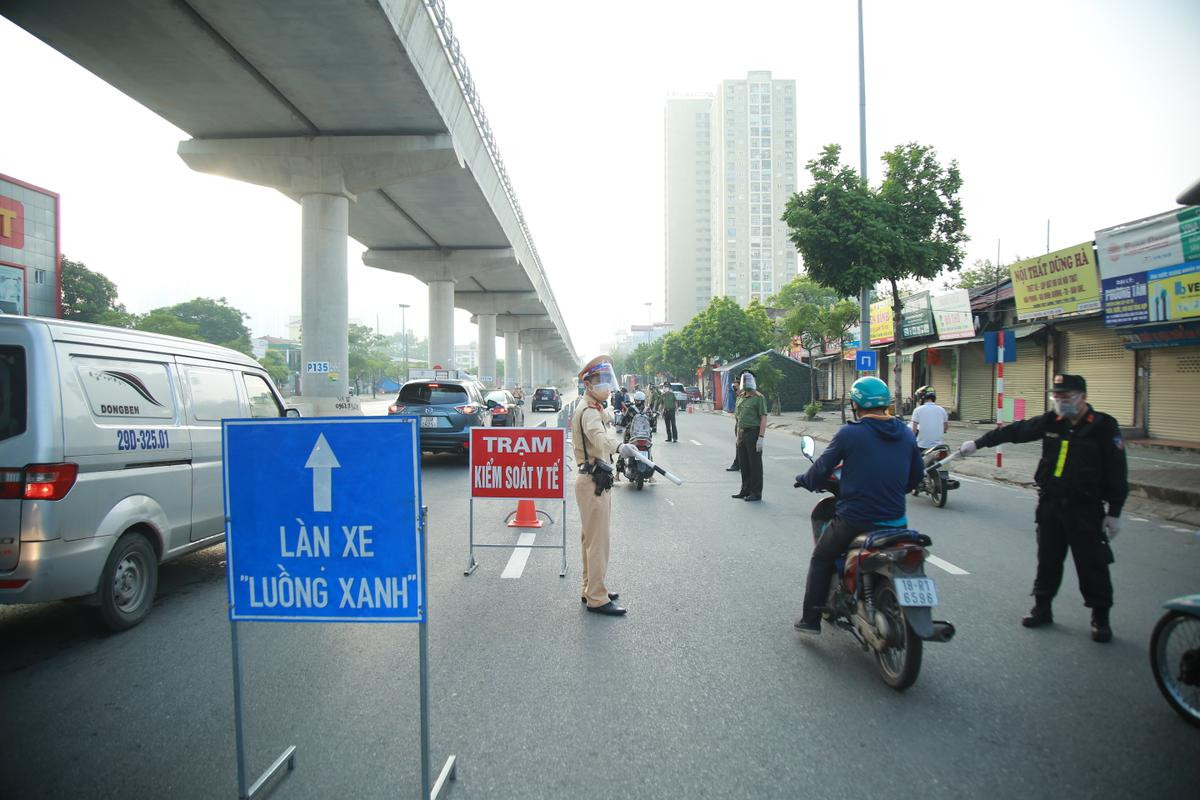 Chốt kiểm soát ra vào 'vùng đỏ' ở Hà Nội chính thức hoạt động Ảnh 9