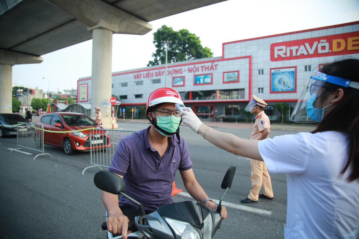 Chốt kiểm soát ra vào 'vùng đỏ' ở Hà Nội chính thức hoạt động Ảnh 14