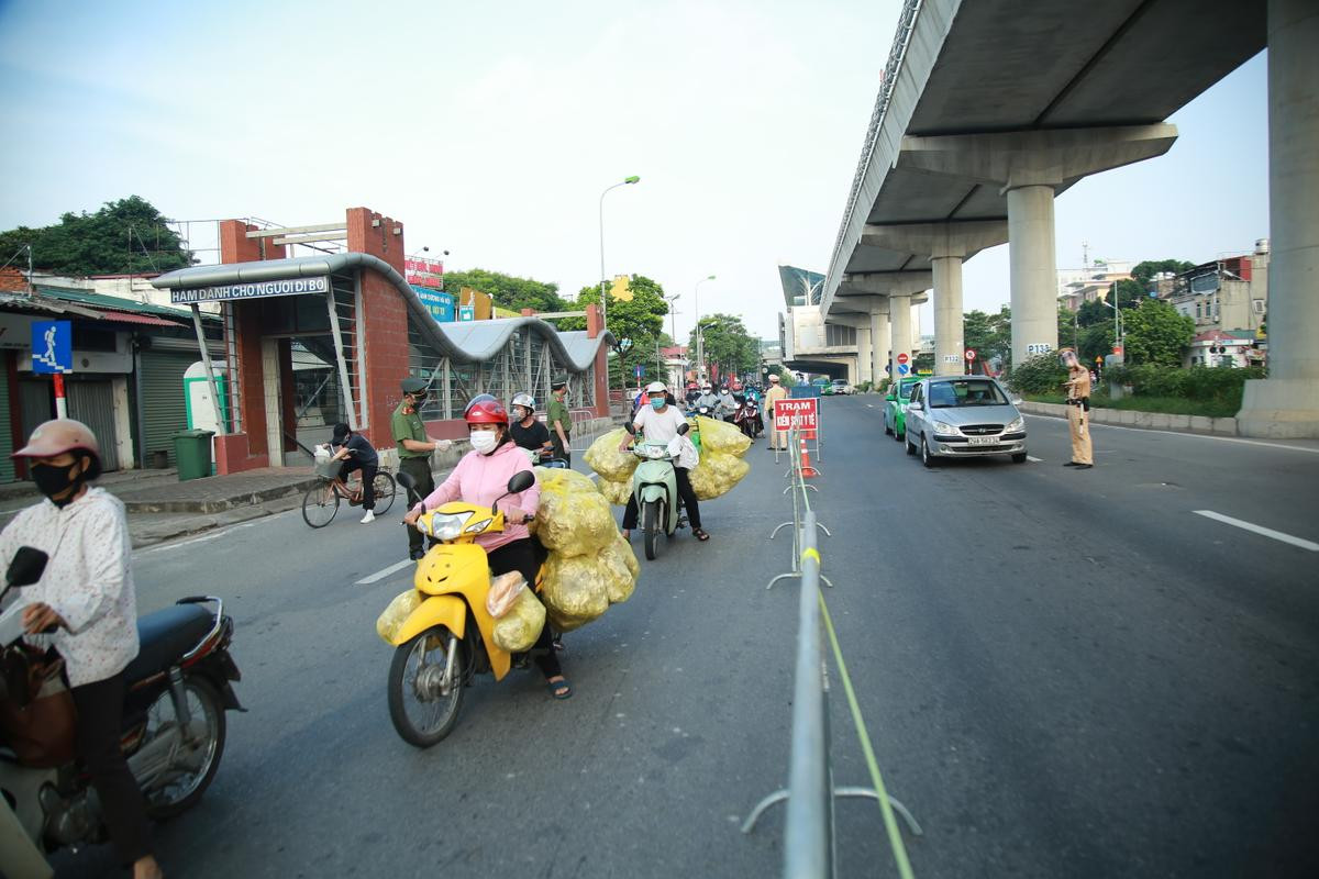 Chốt kiểm soát ra vào 'vùng đỏ' ở Hà Nội chính thức hoạt động Ảnh 7