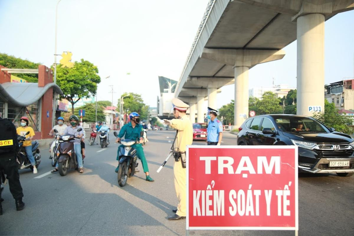 Chốt kiểm soát ra vào 'vùng đỏ' ở Hà Nội chính thức hoạt động Ảnh 1