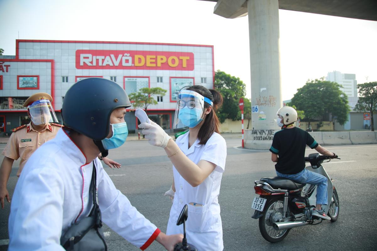 Chốt kiểm soát ra vào 'vùng đỏ' ở Hà Nội chính thức hoạt động Ảnh 13