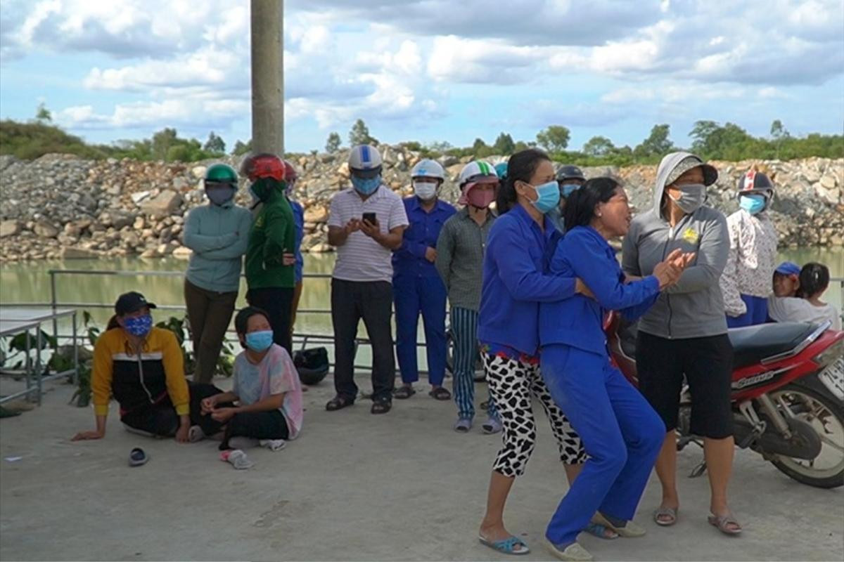 3 học sinh trượt chân xuống hồ nước sâu tử vong thương tâm, người nhà nạn nhân khóc ngất vì mất mát lớn Ảnh 1