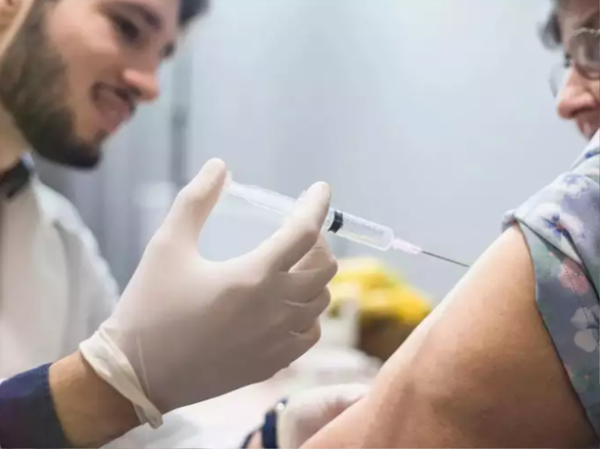 Tại sao không nên chà xát hoặc xoa bóp vùng da sau khi tiêm vaccine? Ảnh 3