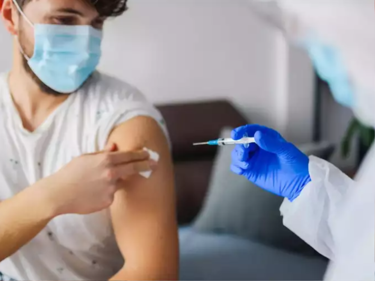 Tại sao không nên chà xát hoặc xoa bóp vùng da sau khi tiêm vaccine? Ảnh 1