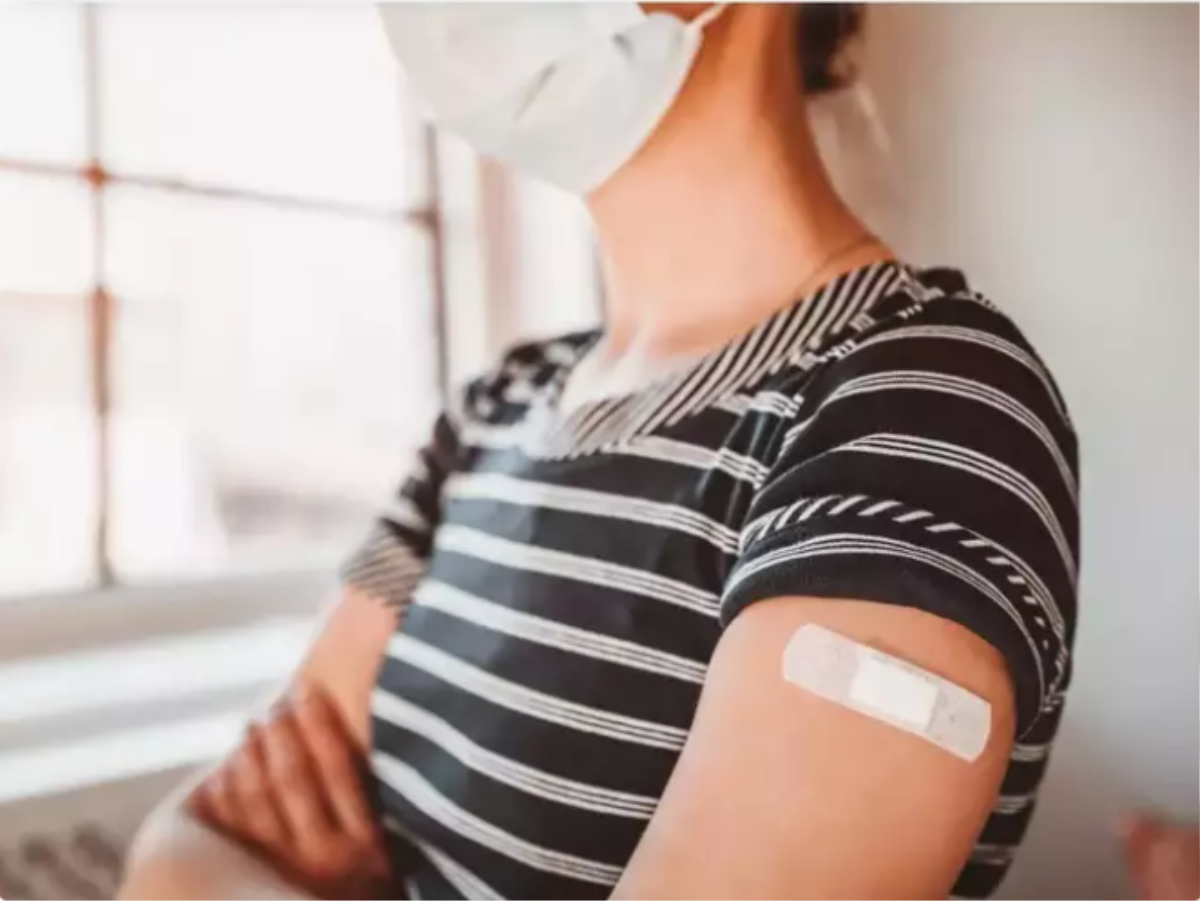 Tại sao không nên chà xát hoặc xoa bóp vùng da sau khi tiêm vaccine? Ảnh 2