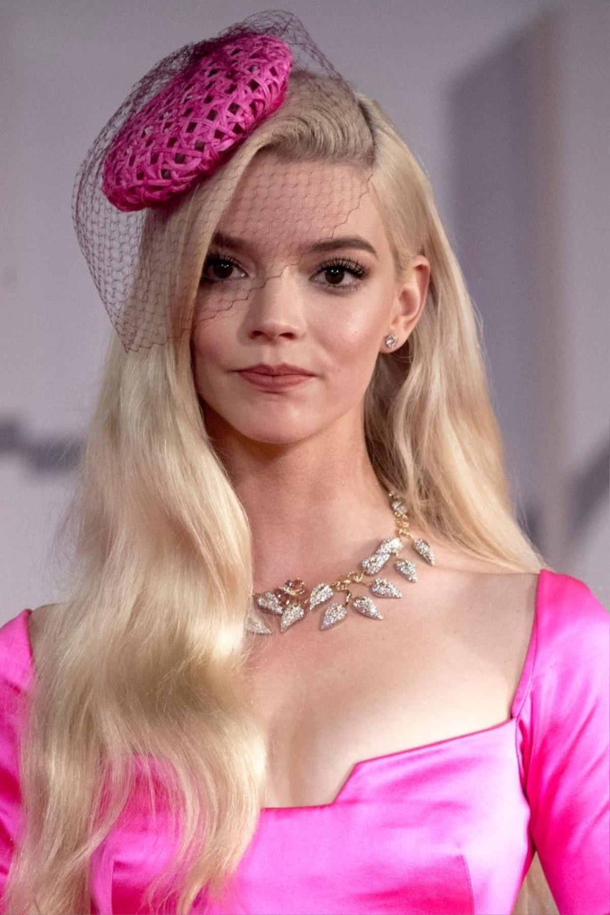 'Nữ hoàng cờ vua' Anya Taylor-Joy mặc váy Dior nhăn nhúm mà vẫn tỏa sáng trên thảm đỏ Ảnh 5