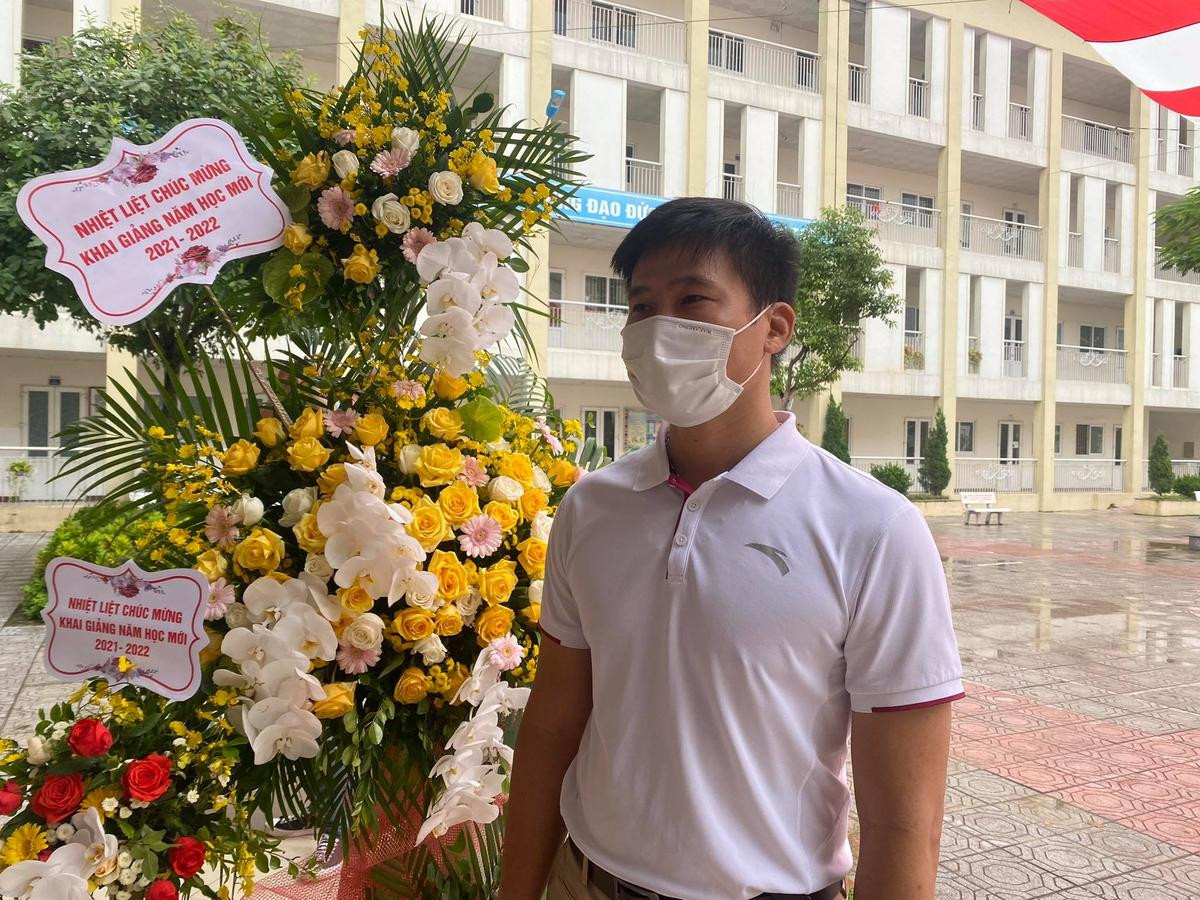 Phụ huynh học sinh tại lễ khai giảng ở Hà Nội: 'Lần đầu tiên tôi chứng kiến suốt từng đó năm đi học' Ảnh 2