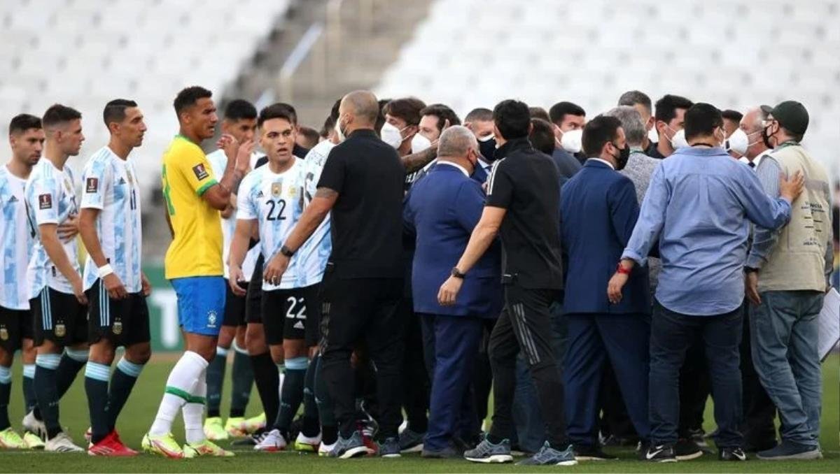 Vì sao đại chiến Brazil vs Argentina bị dừng chỉ sau 8 phút bóng lăn? Ảnh 6